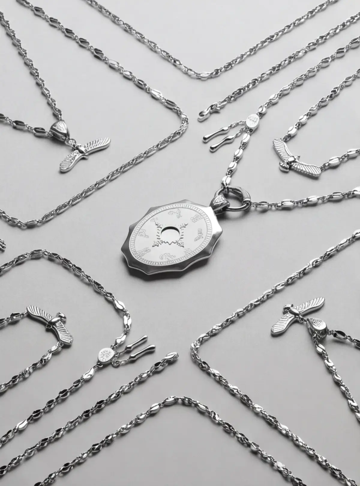 Silver chain layout shows the full wearing relationship.