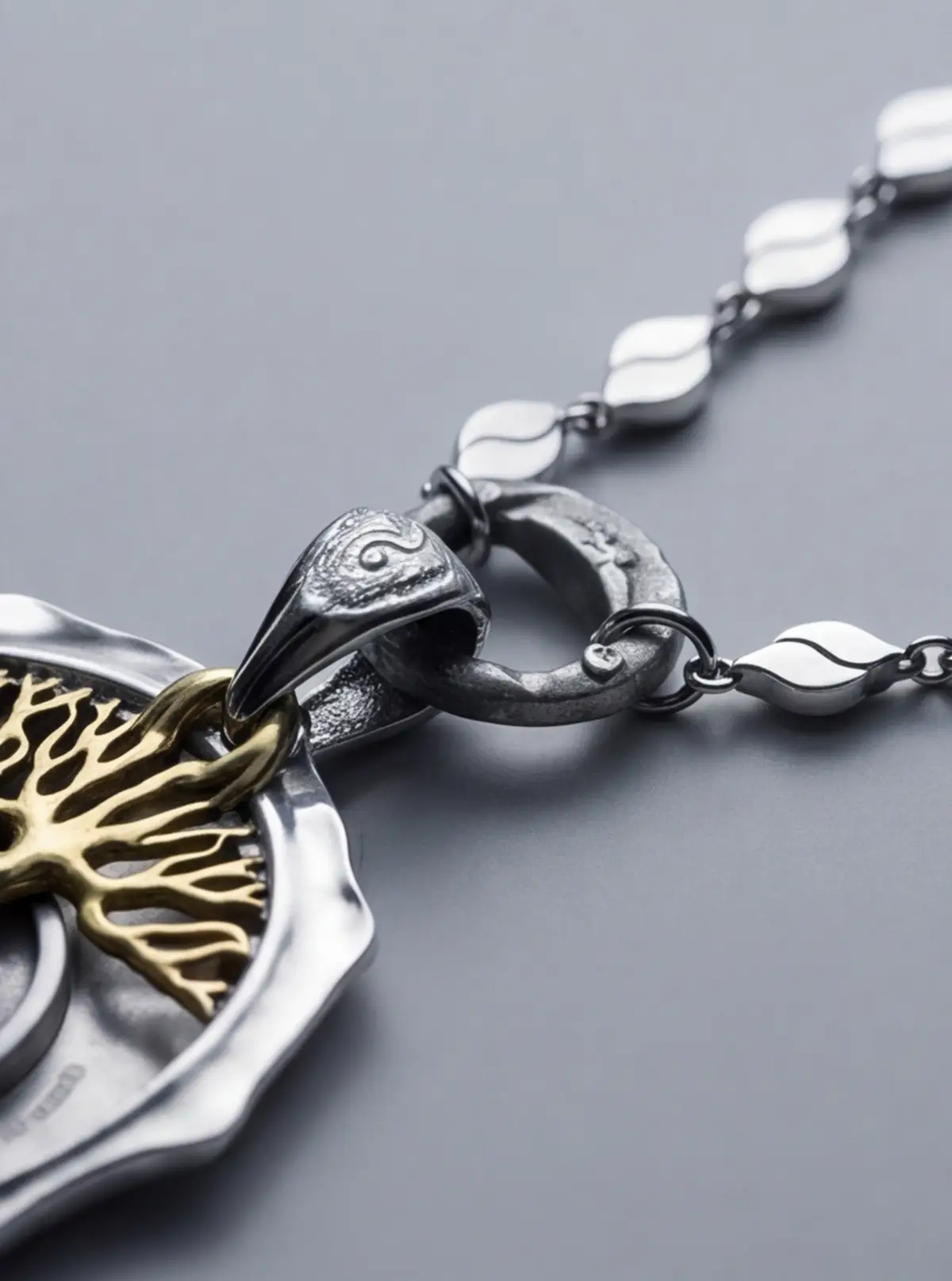 A connector close-up emphasizes how chain, ring, and body meet.